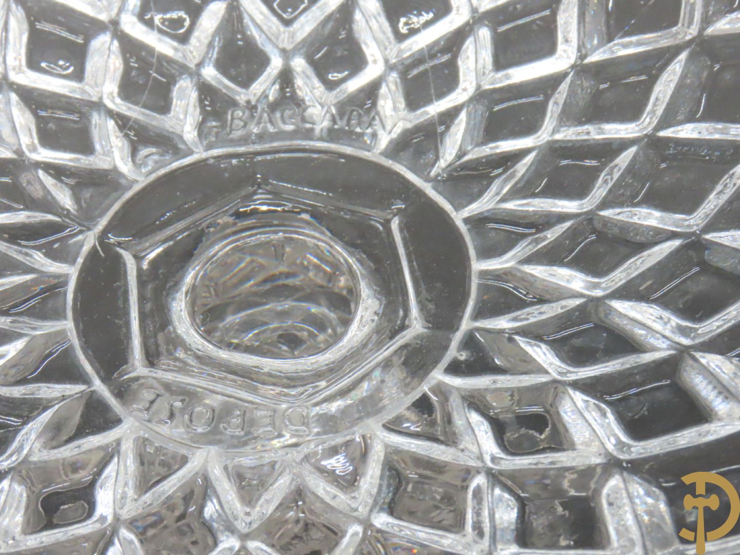 Paar geperste glazen Baccarat fruitcoupes