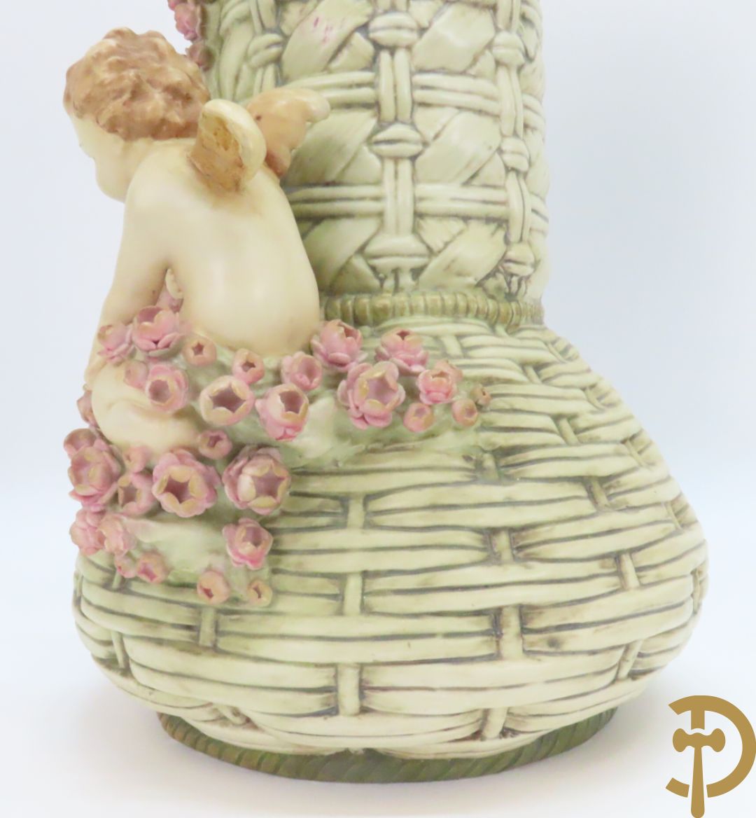 Paar meerkleurige faience vazen,  Austria gemerkt, met cupido