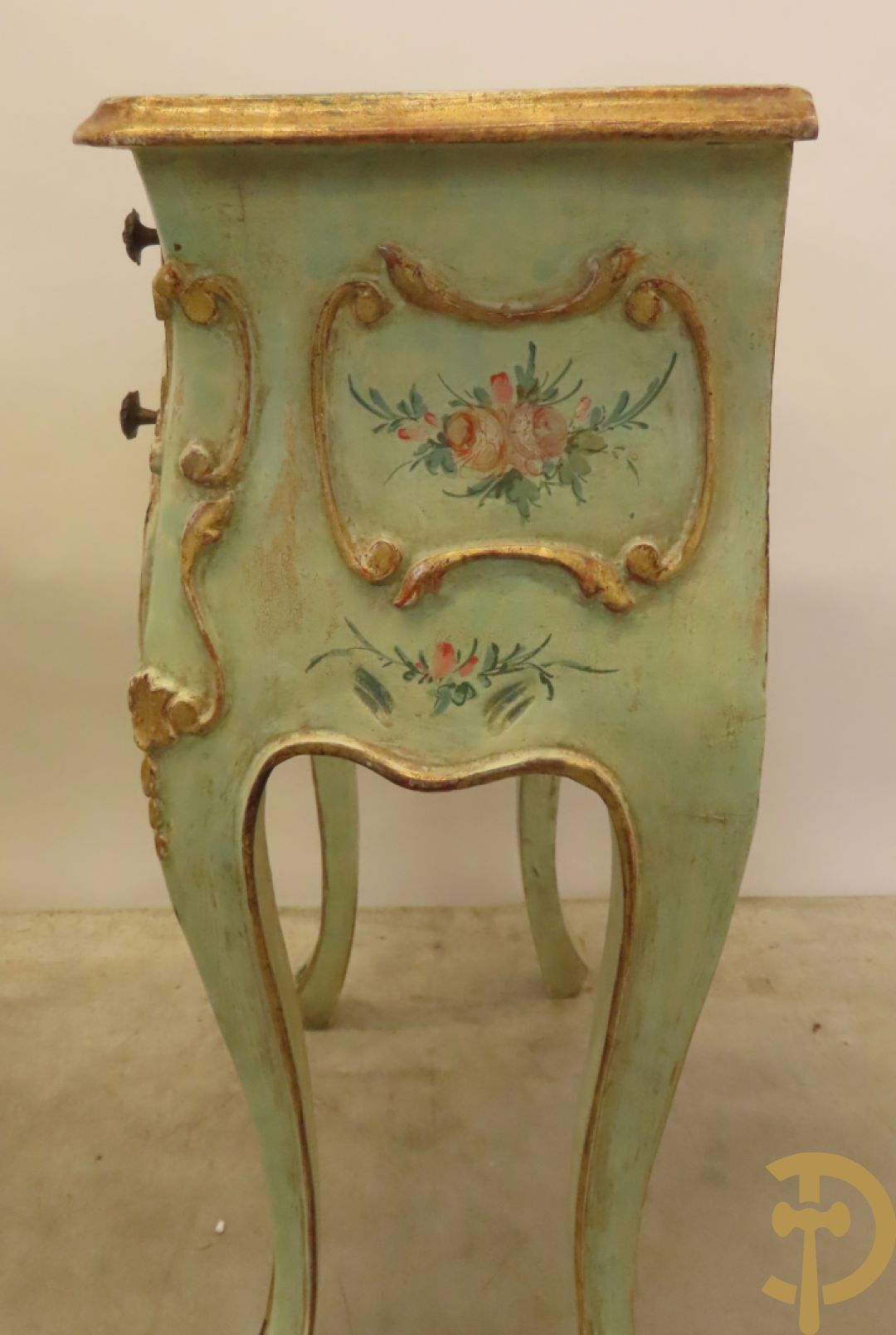 Paar gegalbeerde en gemonochromeerde bijzetkastjes met 2 lades en beschilderd bloemendecor op voluutvormige poten