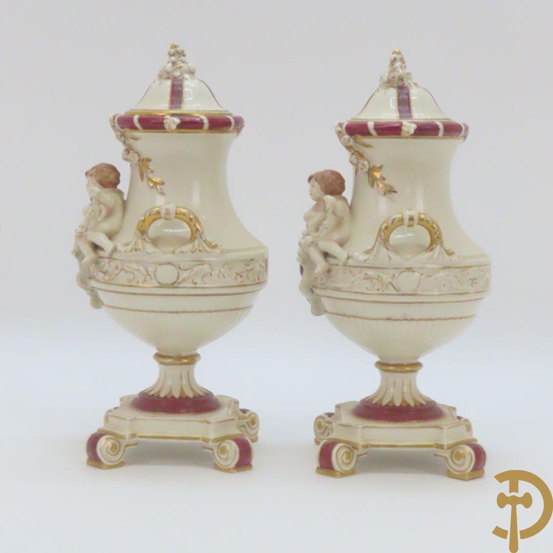 Koets in Royal Dux getrokken door cupido