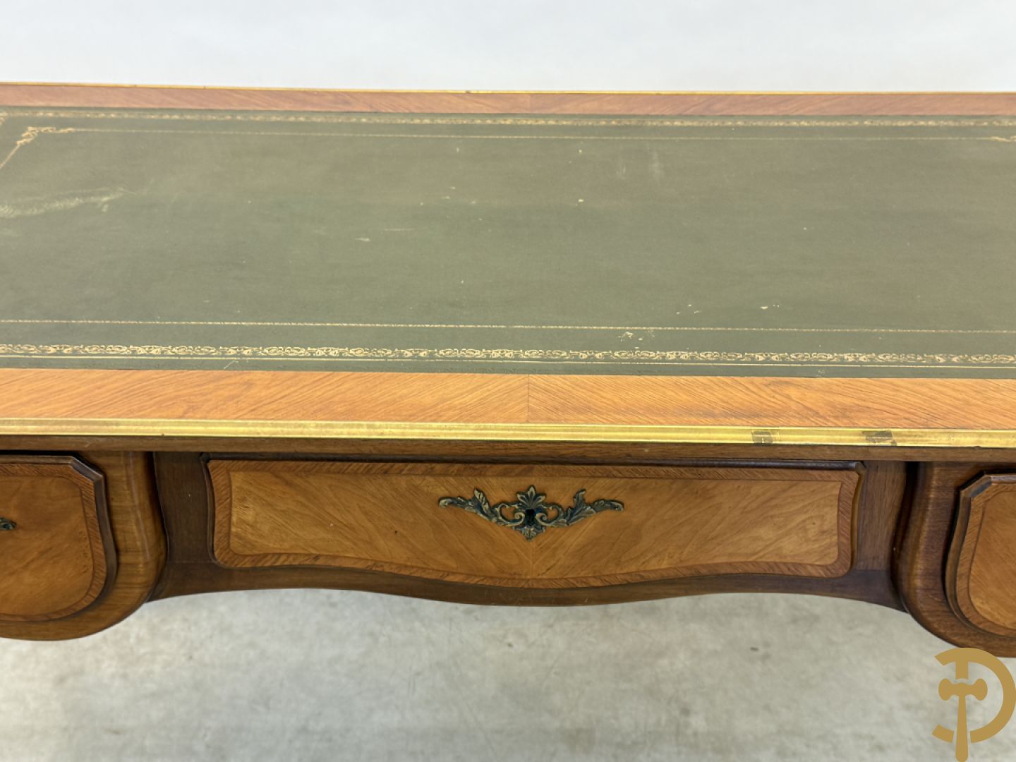 Notelaren Louis XV bureau met lederen blad, 3 lades  en bronsbeslag op voluutvormige poten