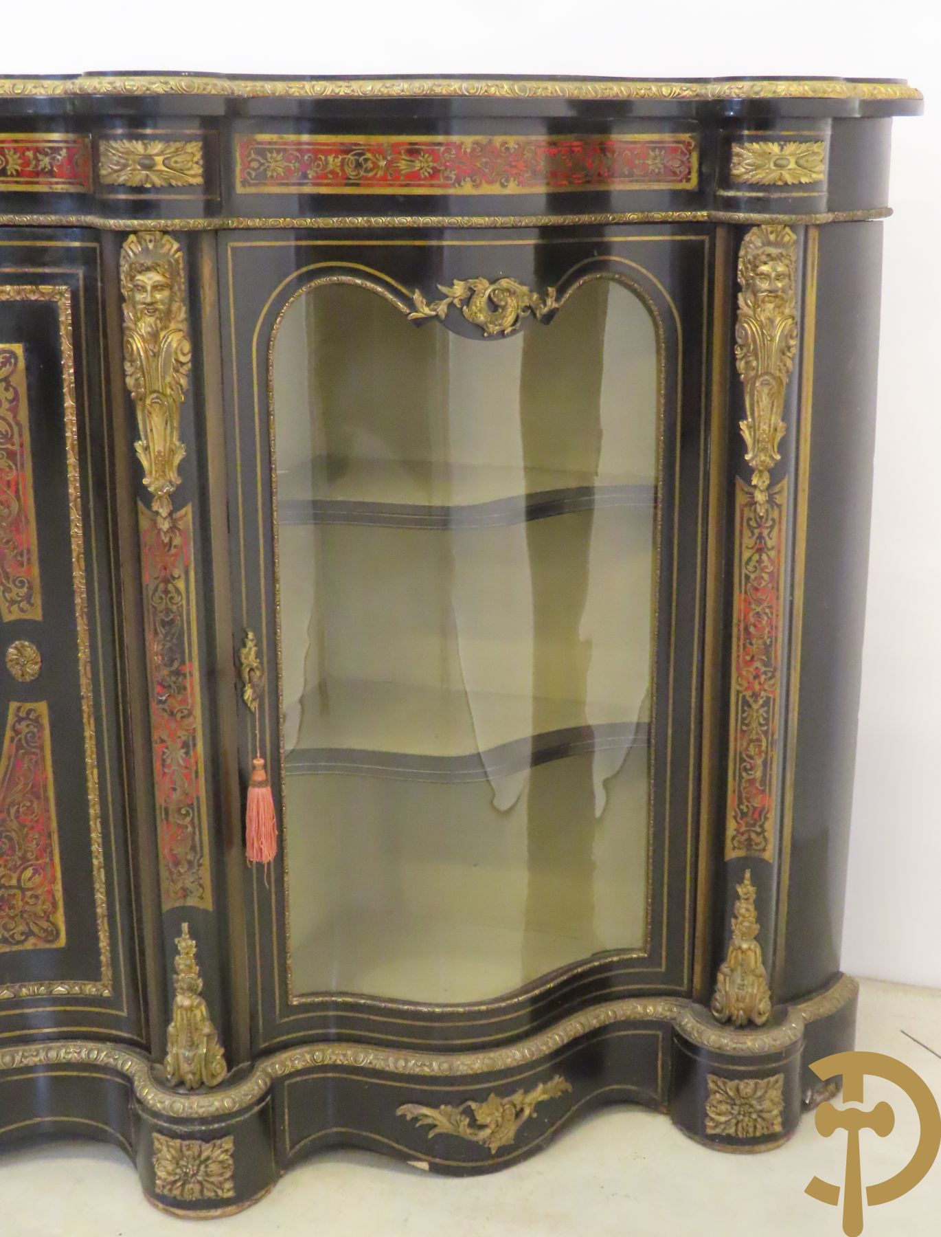 Groot Napoleon III dressoir met centrale deur bezet met medaillon in Boulletechniek - zijdelings met deuren in vitrineglas - bezet met bronzen ornamenten