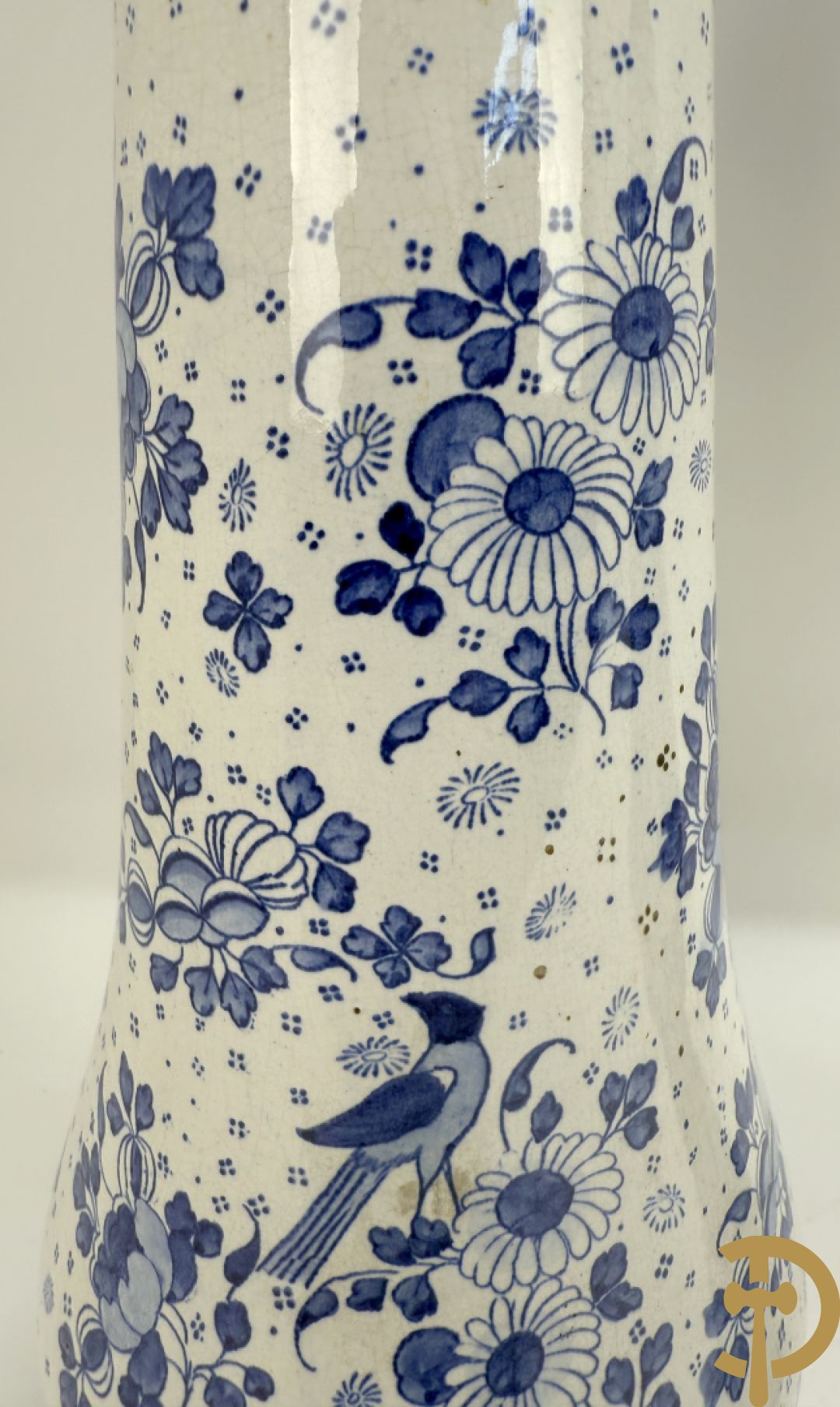 Driedelige garnituur met faience in Delftse stijl en bezet met koperen Jugendstil kandelaars, rond 1900