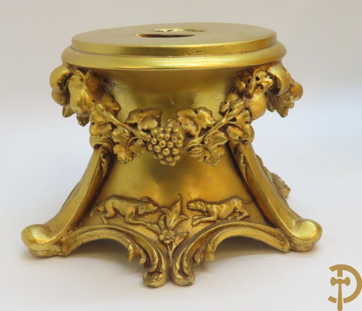 Twee vergulde sokkels met accanthusranken