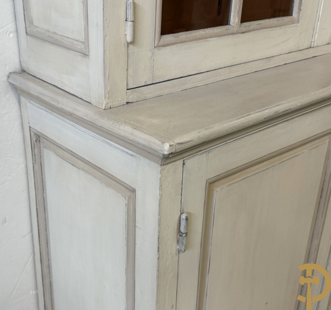 Beschilderde vitrine / buffet met 6 beglaasde deuren bonvenaan en 6 gesloten deuren onderaan