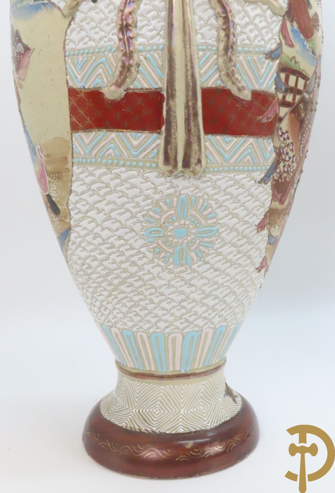 Paar Japanse Satsumat vazen met kijgerdecor en geanimeerde scènes, zijdelings met vogels bezet