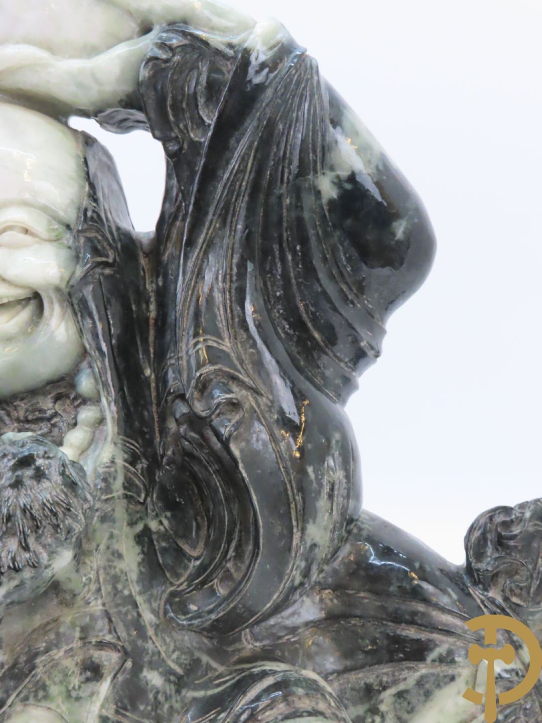 Zittende lachende boedha met kralenkrans en fo hond in gesculpteerde tweekleurige nefriet