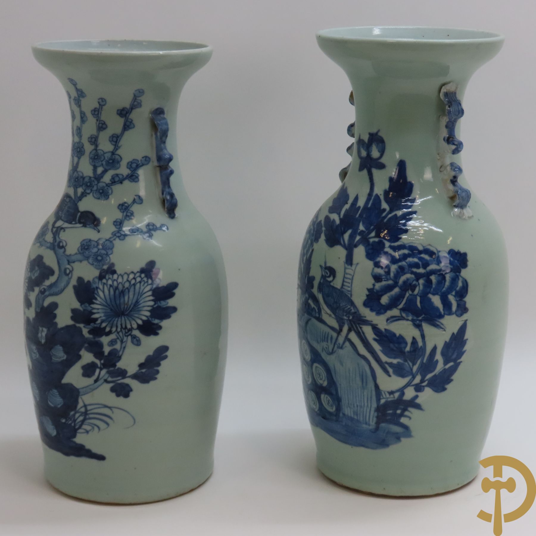 Twee Chinese porseleinen celadon vazen met bloemen- en vogeldecor