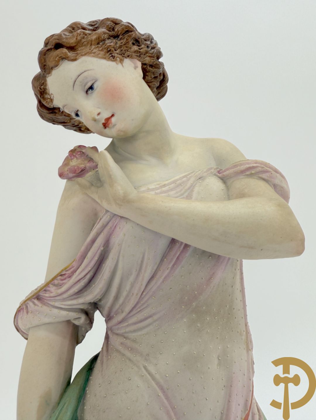 Paar Franse biscuits van elegante dame met hond en dame met bloemen op schouder