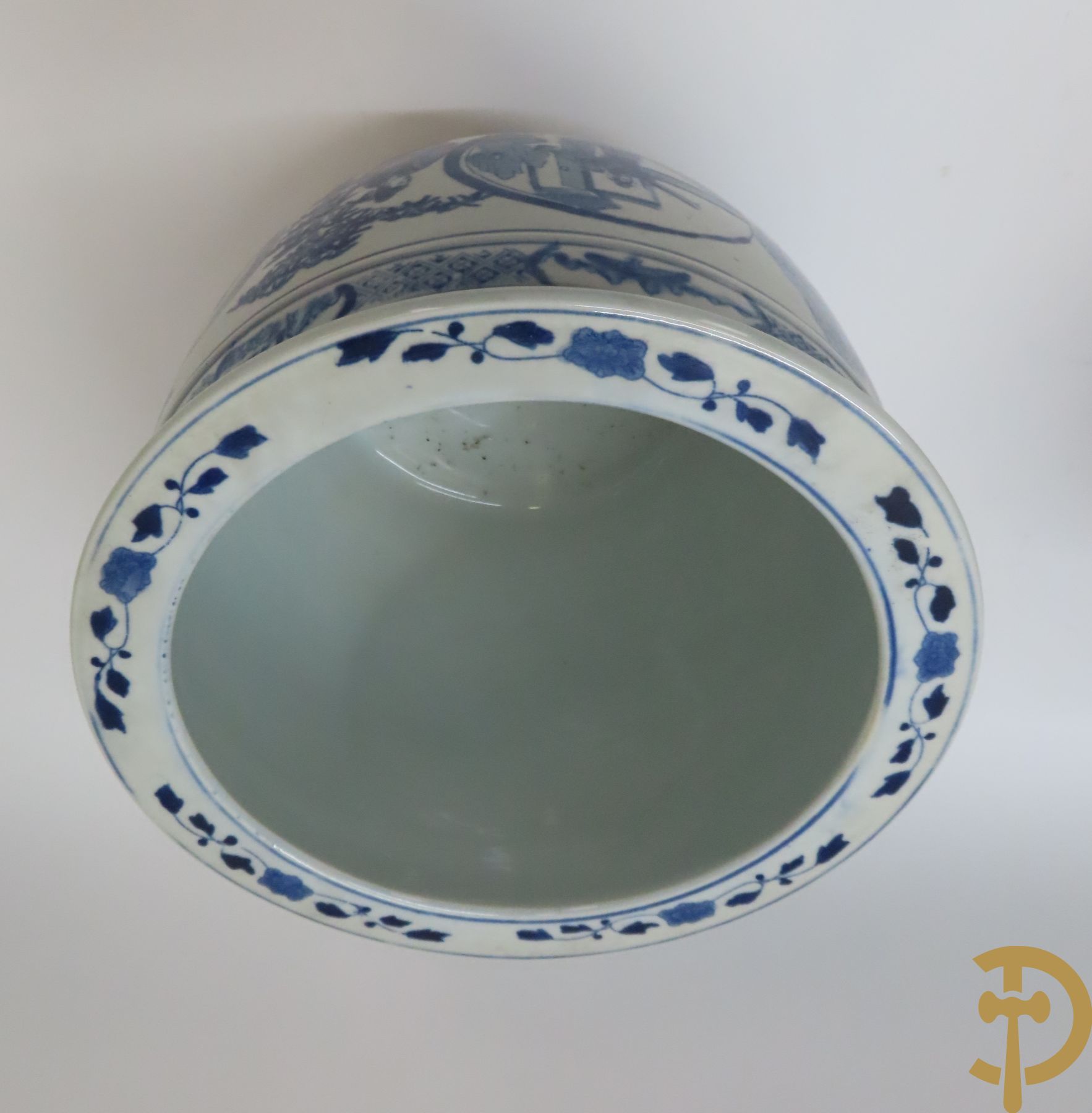 Paar Chinese porseleinen cachepots met blauw/wit decor van dames in landschap