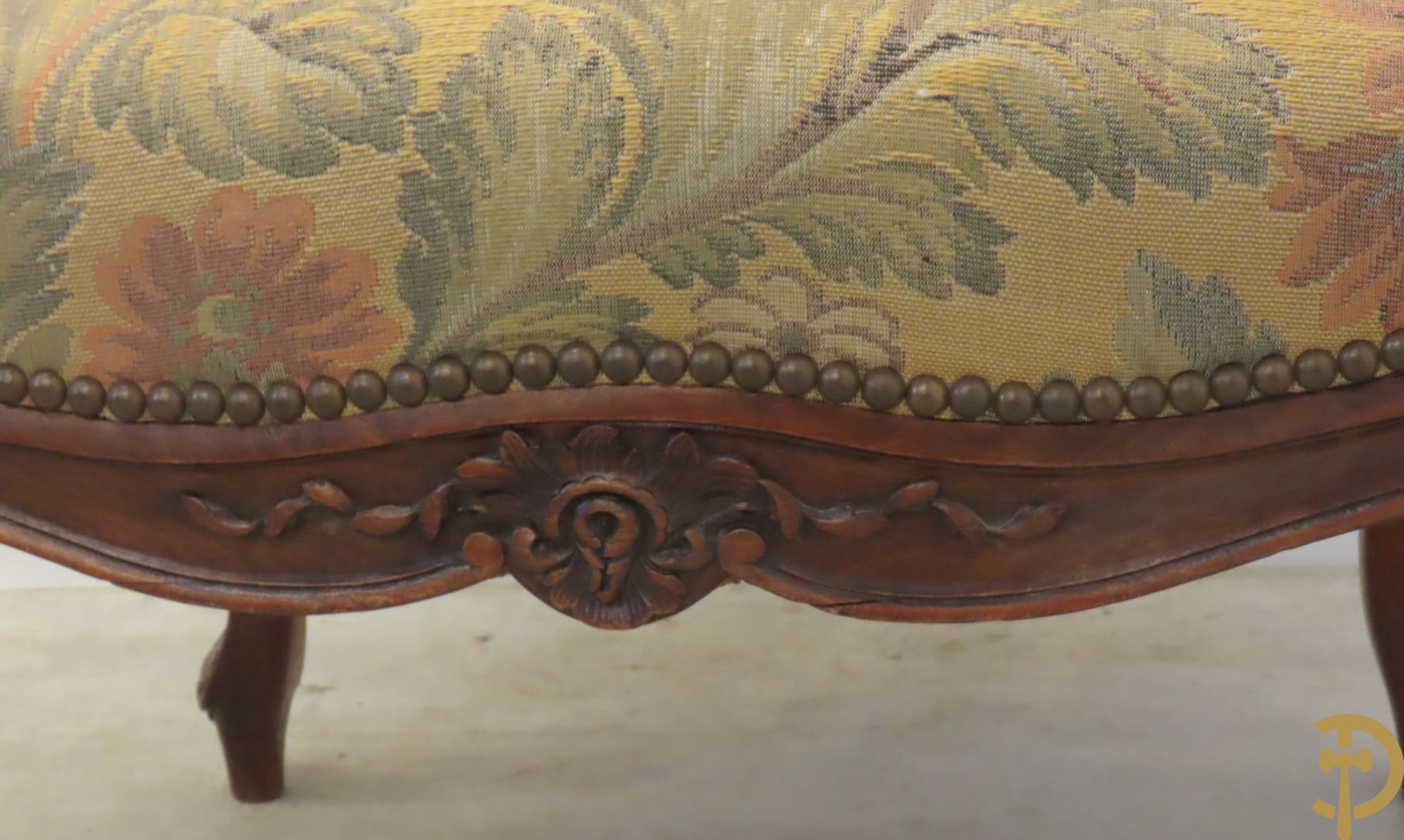 Paar Louis XV armzetels met rocailles, voluutvormige poten en armleuningen