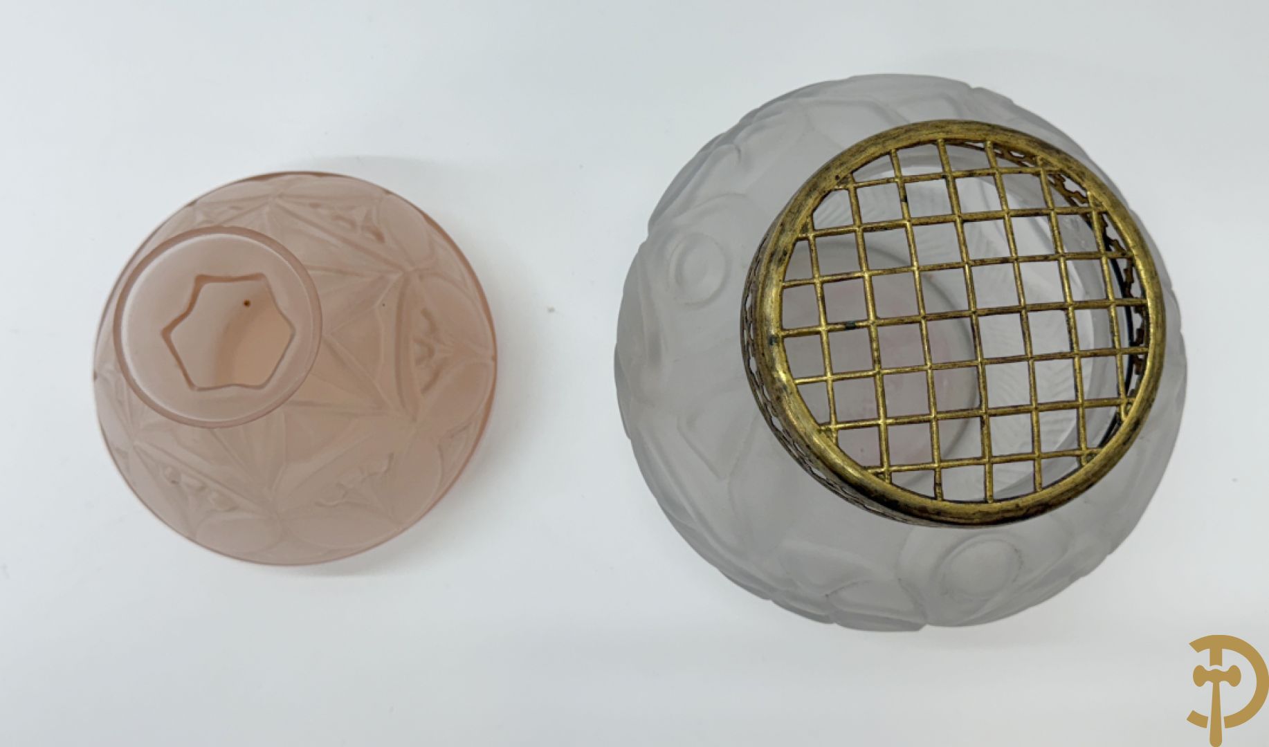 Geperste glazen Art deco vaas, Scailmont H.H. gemerkt  (Henri Heemkerk) + pique fleur in geperst glas met bloemenmotieven Scailmont gemerkt