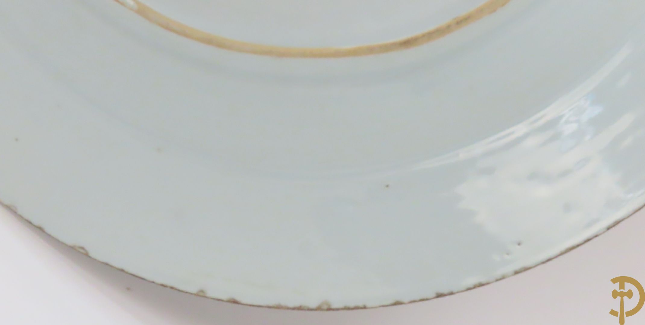 Porseleinen Imari bord met dierenmotieven in florale omgeving