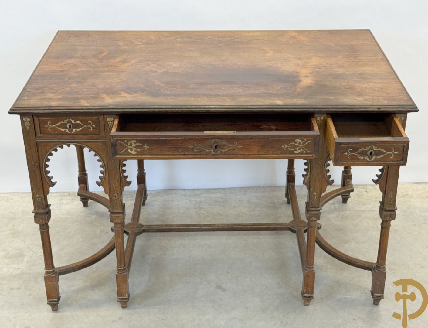 Syrische schrijftafel in exotische houtsoorten met 3 lades op 8 poten met boogvormige en deel vergulde motieven, 19e