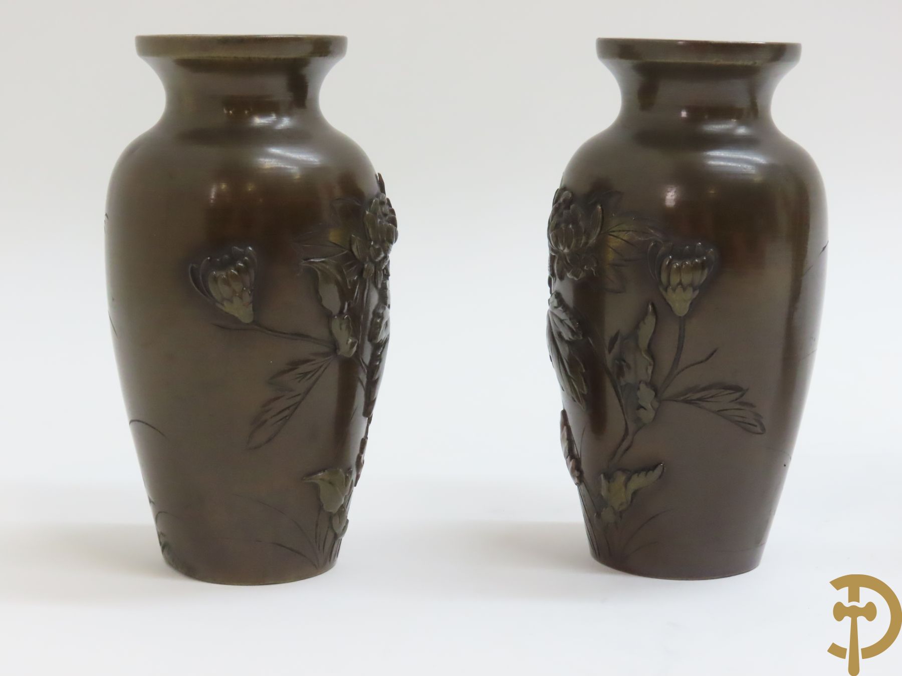 Twee paar bronzen Japanse vaasjes met bloemendecor + ander bronzen vaasje + bronzen schaaltje