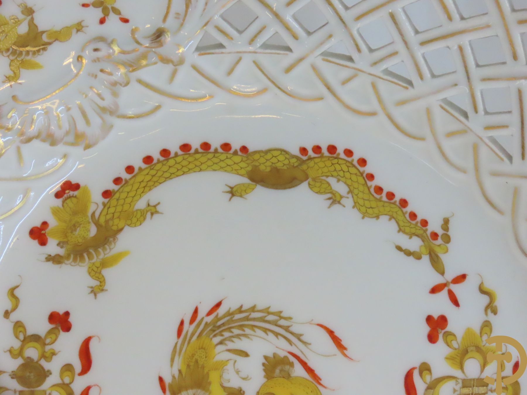 Zes porseleinen borden onder gemerkt met zwaarden / Meissen : 1 bord met stadstafereel, 1 verlucht bord met drakendecor, 1 bord met vogeldecor, 1 met bloemen en 2 met bloemendecor omgeven door vergulde rand