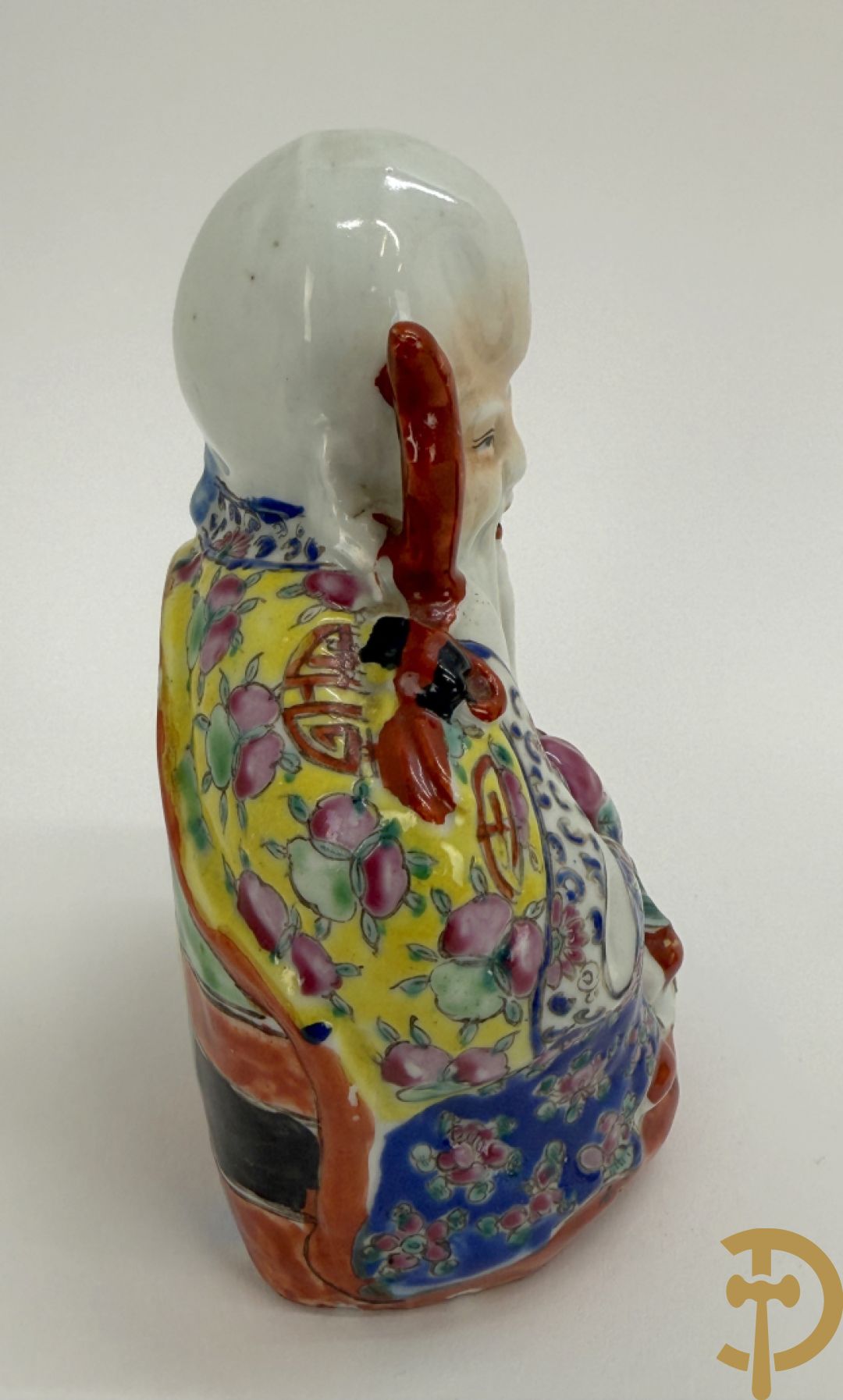 Vier Chinese porseleinen wijsgeren waarvan 1 gestempeld