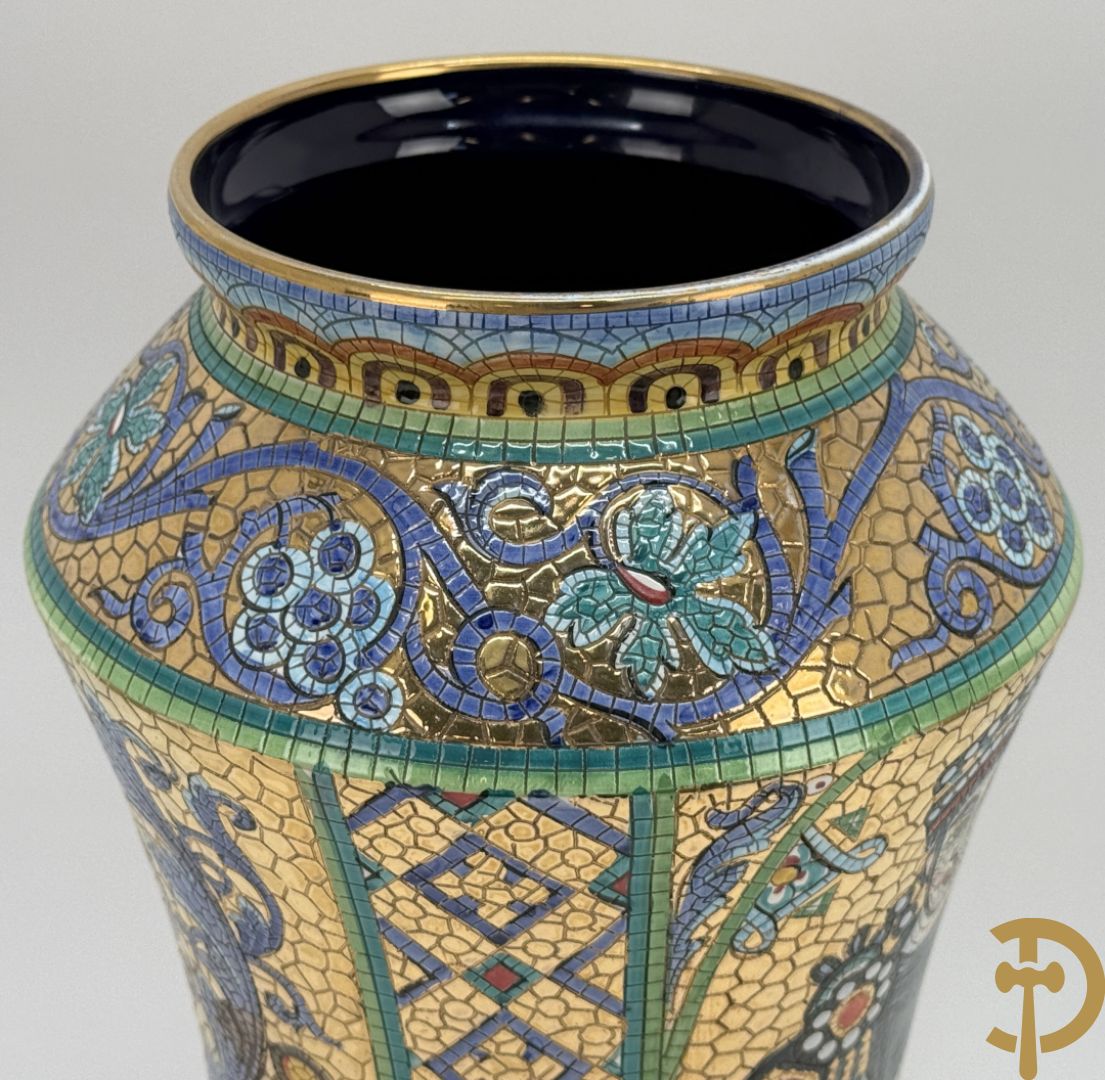 Twee Italiaanse vazen met verguld decor van personages en bloemenranken, Maioliche Deruta Italy 10005/45 en 10005/47