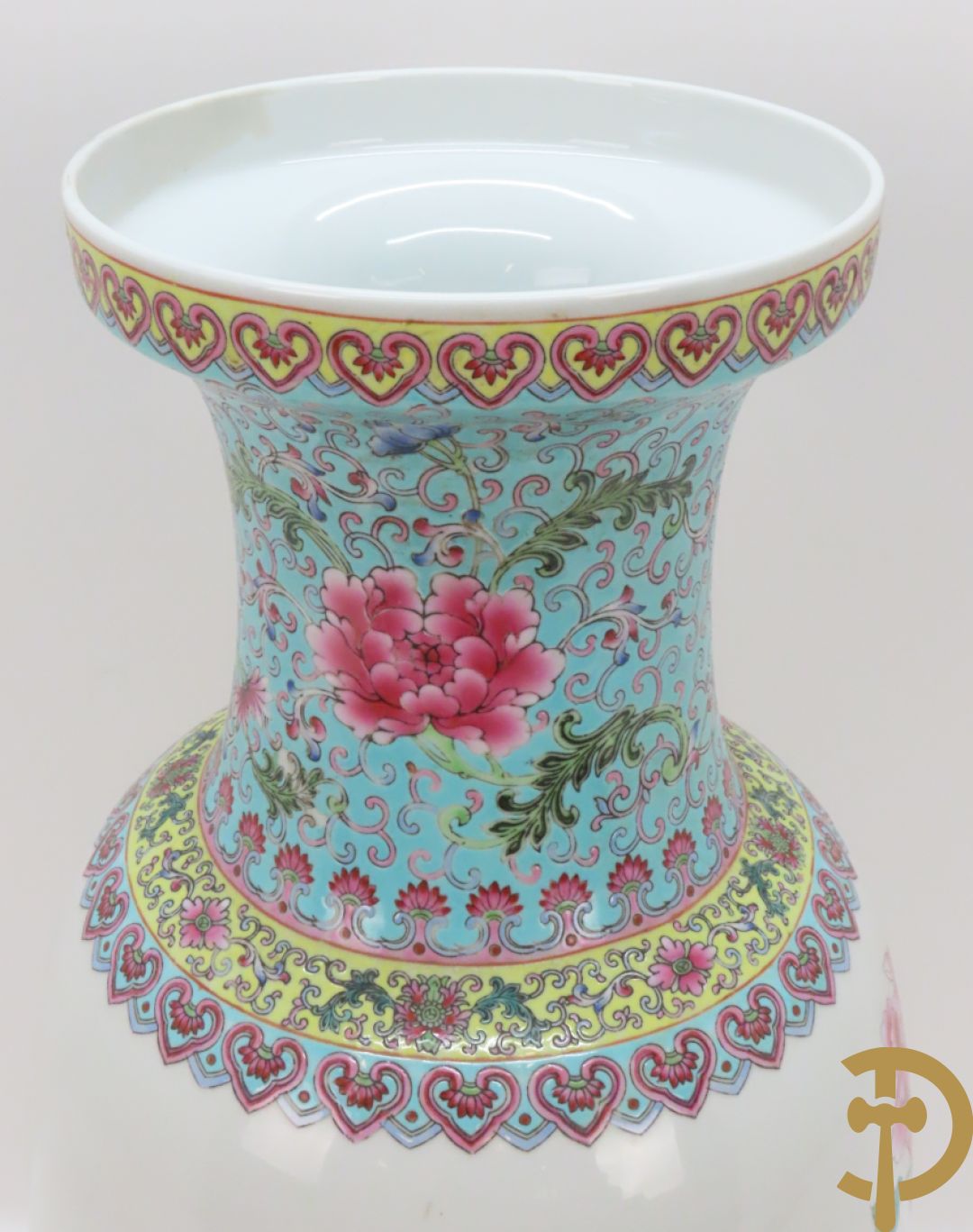 Chinese porseleinen repubieksvaas met bloementafereel