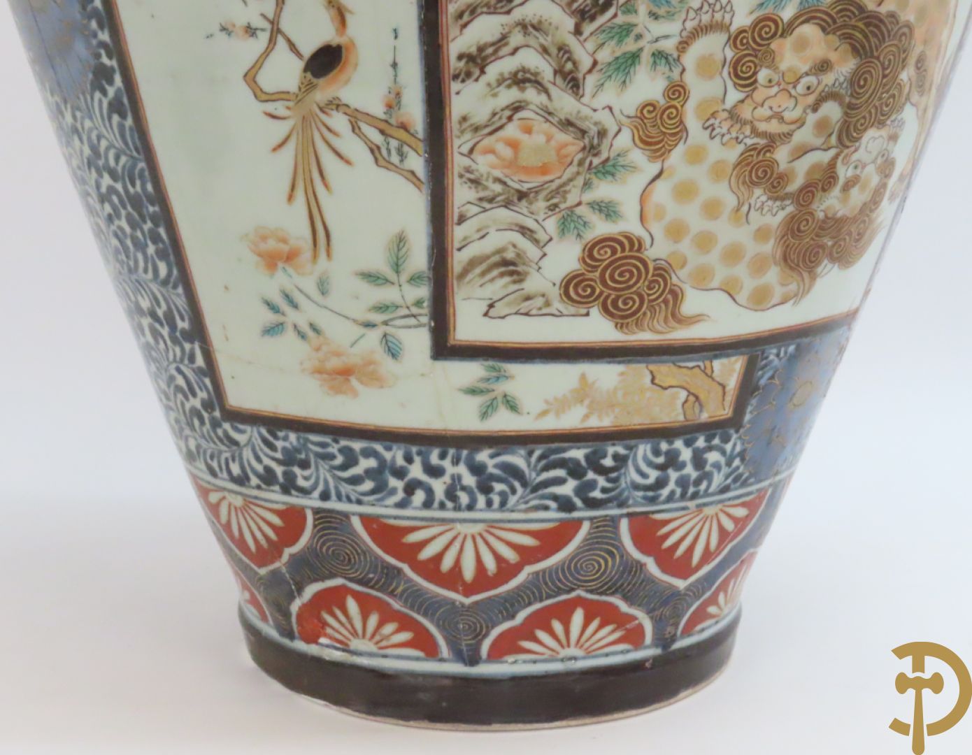 Grote Japanse Imari dekselpotiche bezet met fo hond en natuurtaferelen