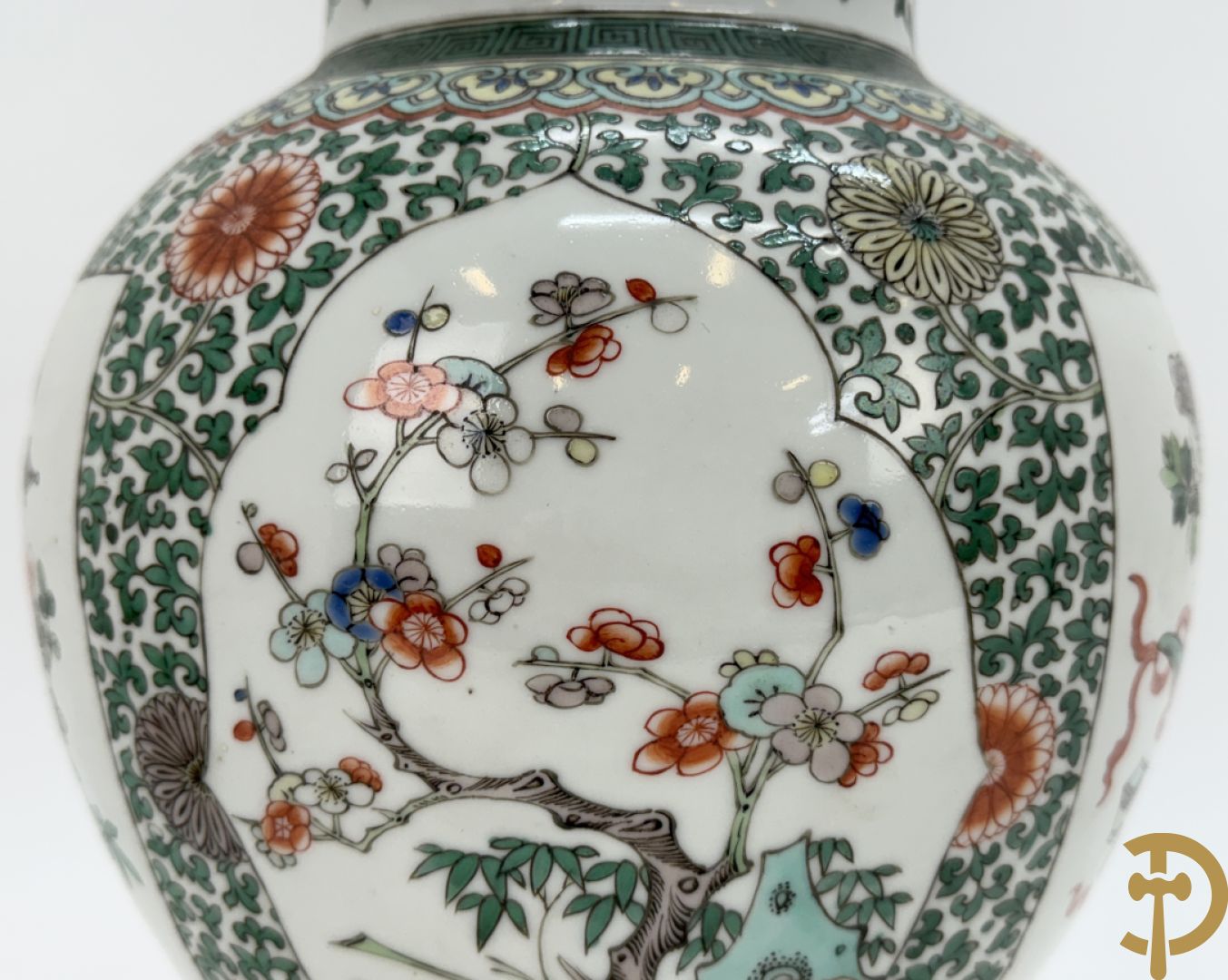 Chinese porseleinen dekselpotiche met bloemendecor