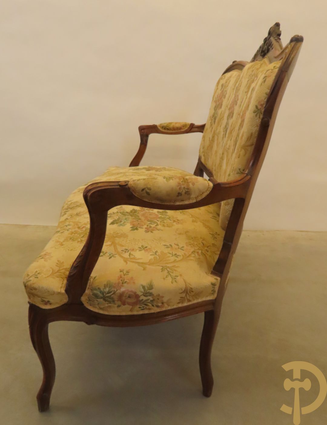 Vijfdelig Louis XV salonensemble in beuk bestaande uit tweezit, 2 armzetels en 2 stoelen