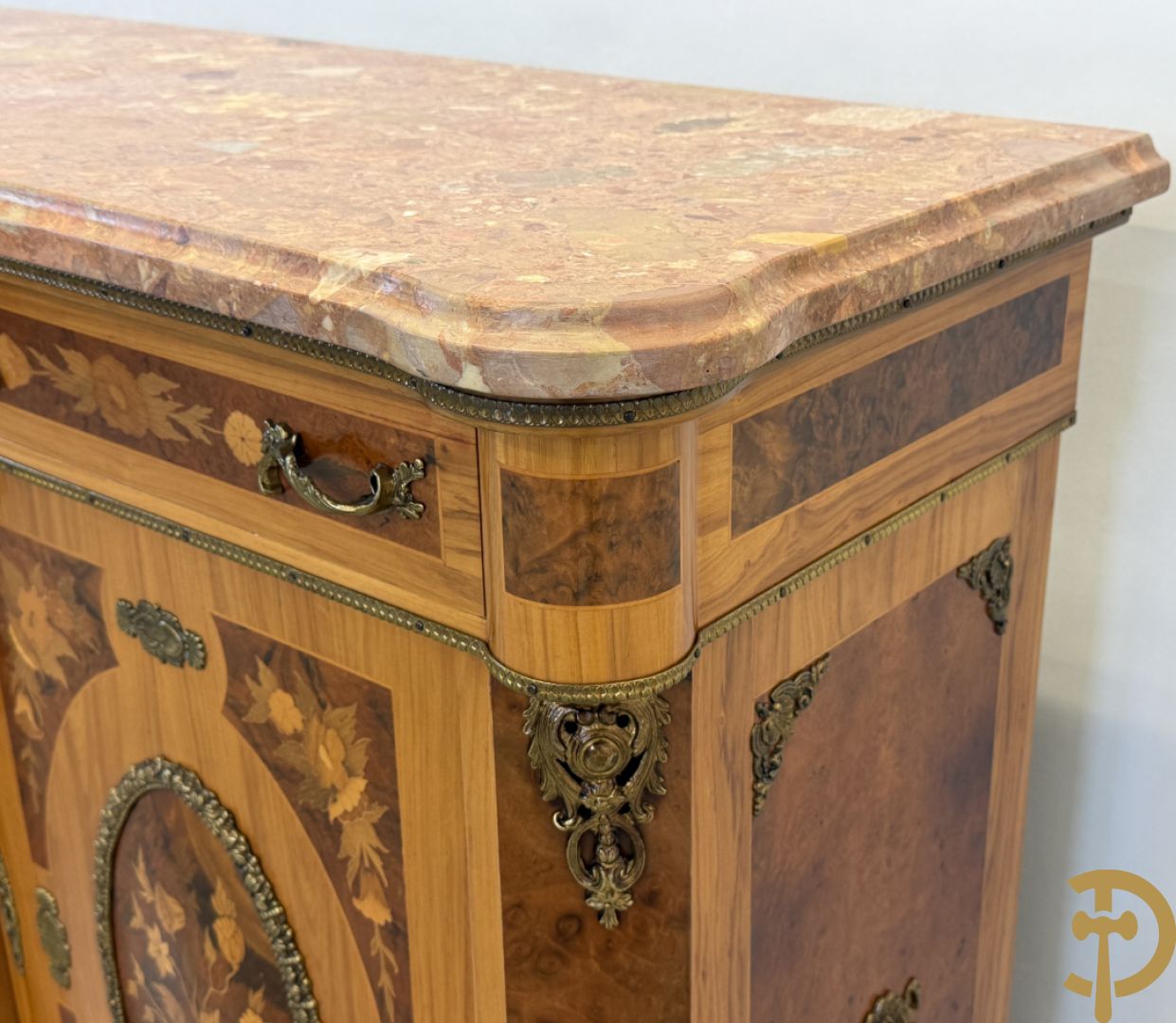 Notelaren driedeursdressoir met bloemenmarquetterie, bronsbeslag en marmeren blad