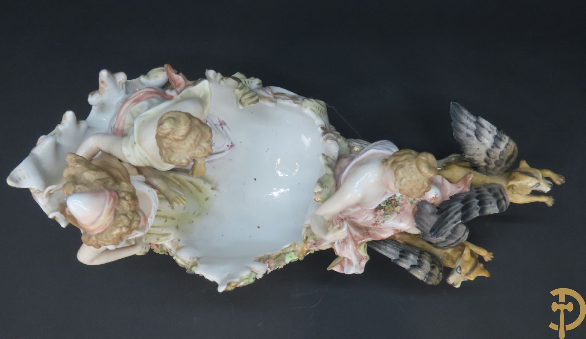 Meerkleurige porseleinen sierwagen slede met 3 dames voortgetrokken door 3 honden, onderaan gemerkt