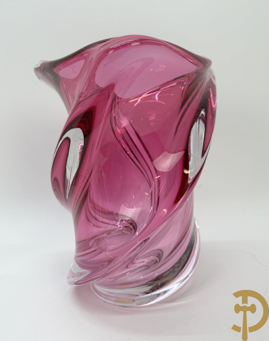 Vier kristallen karaffen w.o. 1 Saint Louis + schenkkan in Boheems kristal + vaas + getorste gekleurde Val-Saint-Lambert vaas + groen gekleurde asbak Val-Saint-Lambert