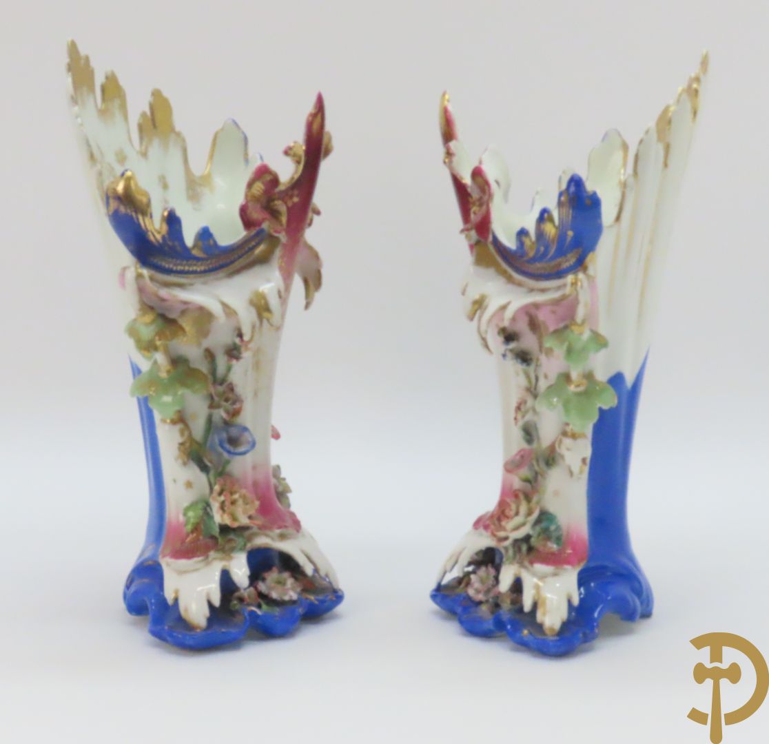 Paar Vieux Paris cornetvazen met rocailles, 19e