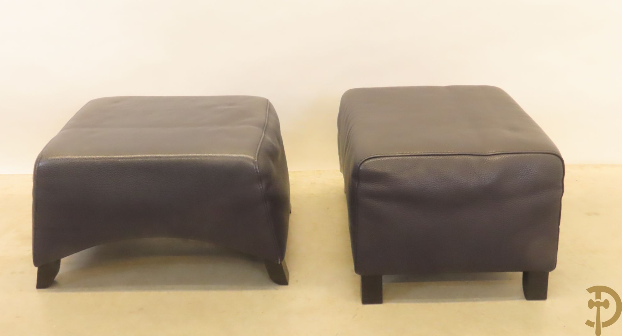 Blauw lederen salonensemble Durlet bestaande uit driezit, 2 fauteuils, 2 voetbankjes en bijzettafeltje met leder overtrokken