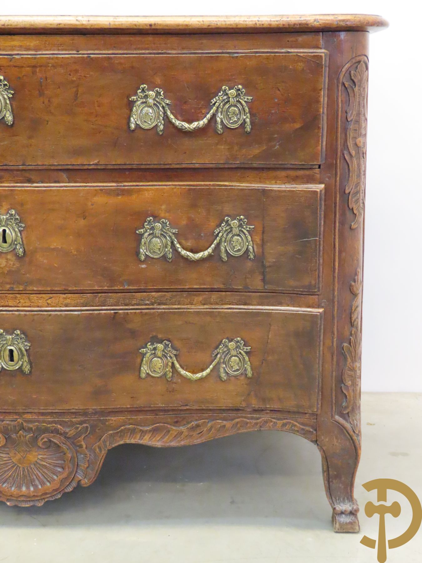 Notelaren orgelgebogen drieladencommode met afgeronde zijkanten, Louis XIV stijl