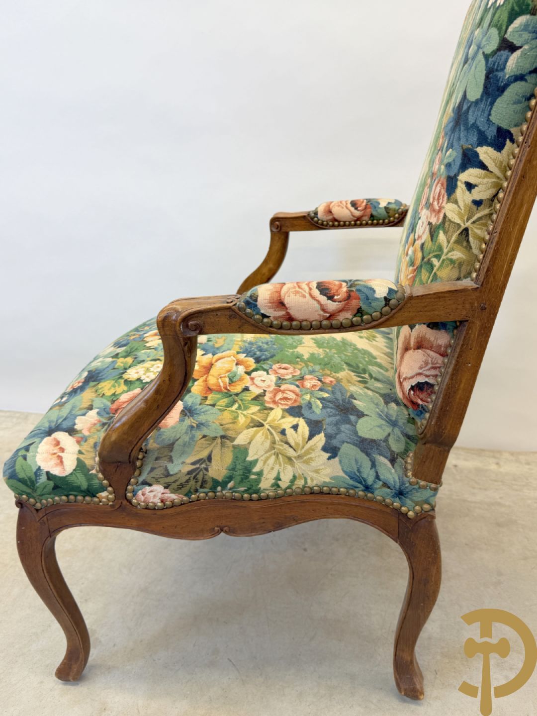 Vier notelaren armzetels bekleed met bloemenstof, met gezwaaide armleuningen op voluutvormige poten + bijhorend voetbankje