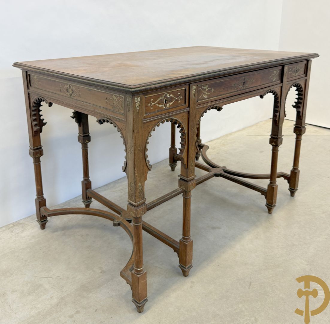 Syrische schrijftafel in exotische houtsoorten met 3 lades op 8 poten met boogvormige en deel vergulde motieven, 19e