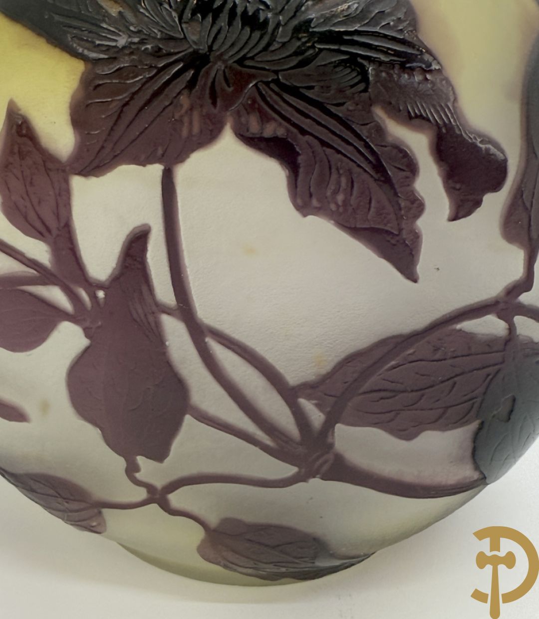 Art Nouveau vaas met gestyleerde bloemen, gezuurd en getekend Gallé