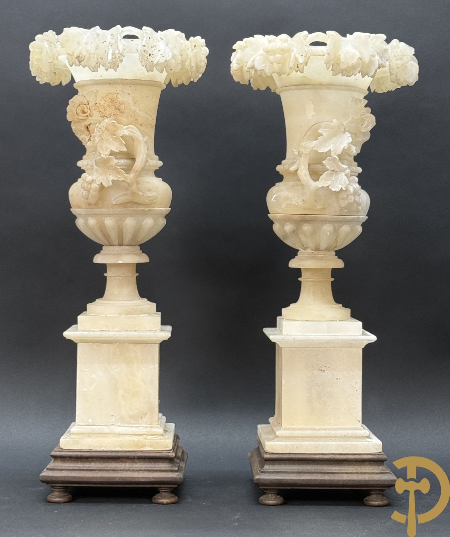 Paar handgesculpteerde albasten vazen met bloemen- en accanthusranken