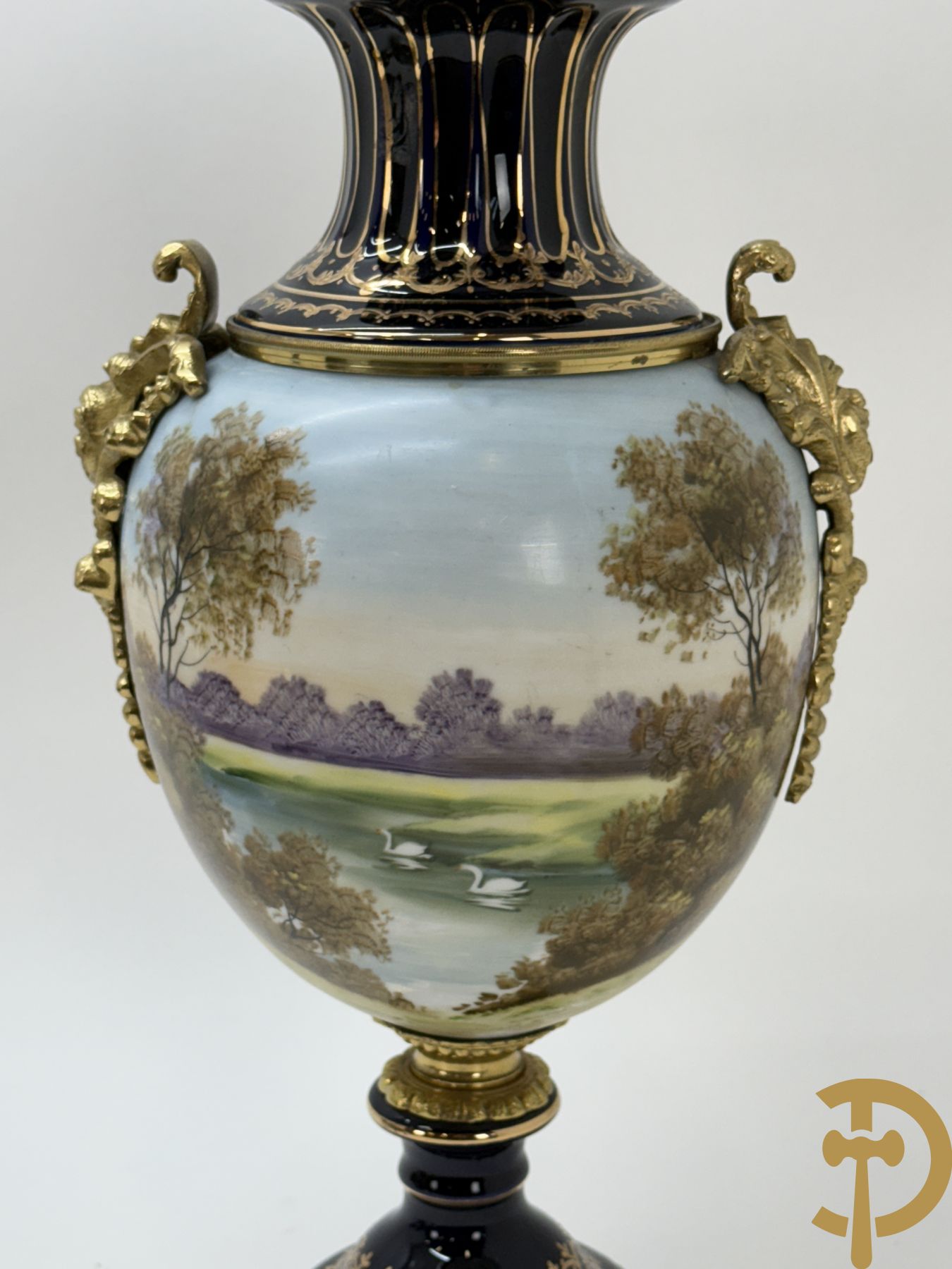 Paar Sèvres stijl vazen met bedrukt geanimeerd decor, naar Boucher