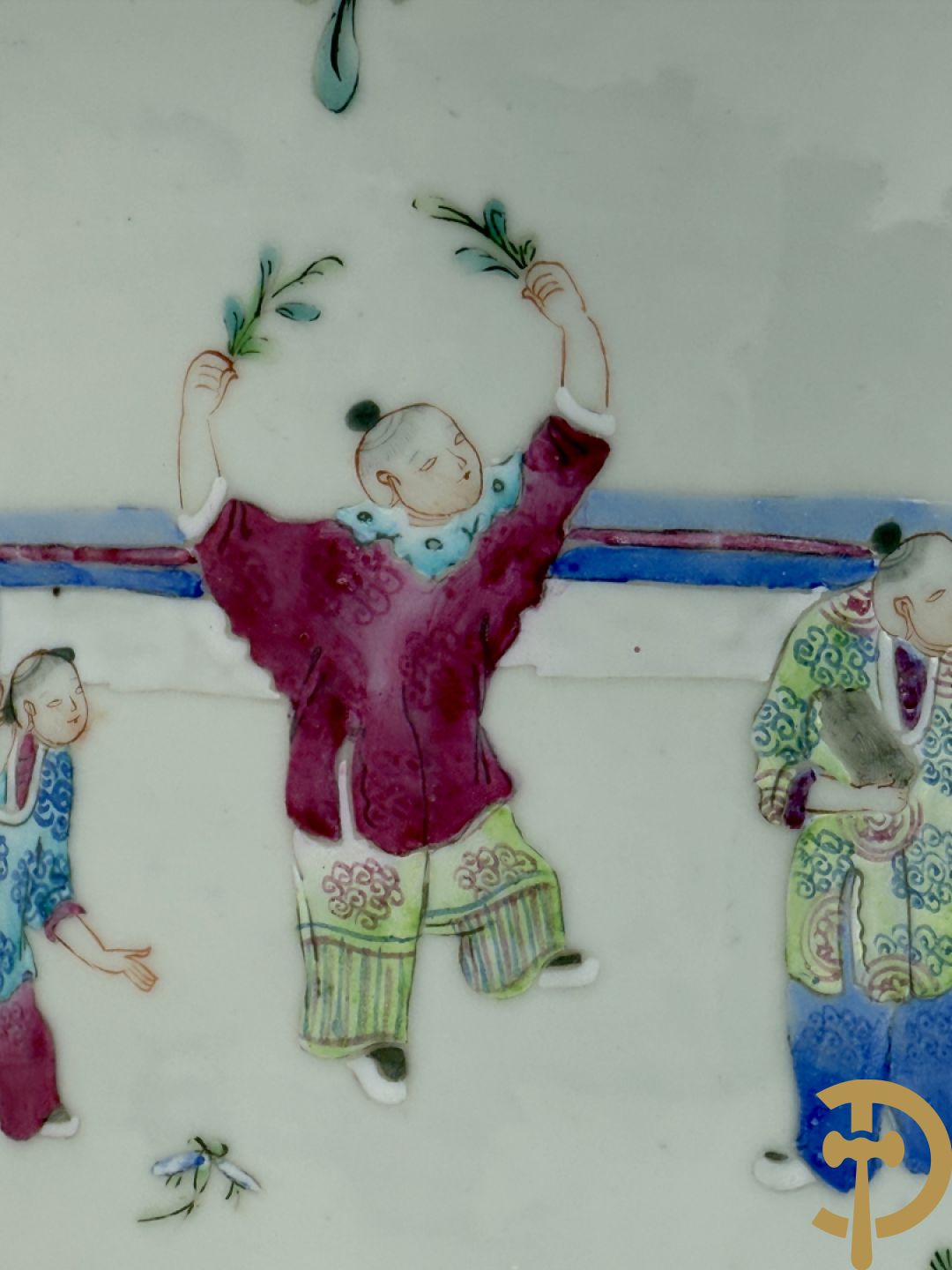 Chinese porseleinen bloemencachepot met decor van kinderen en dames