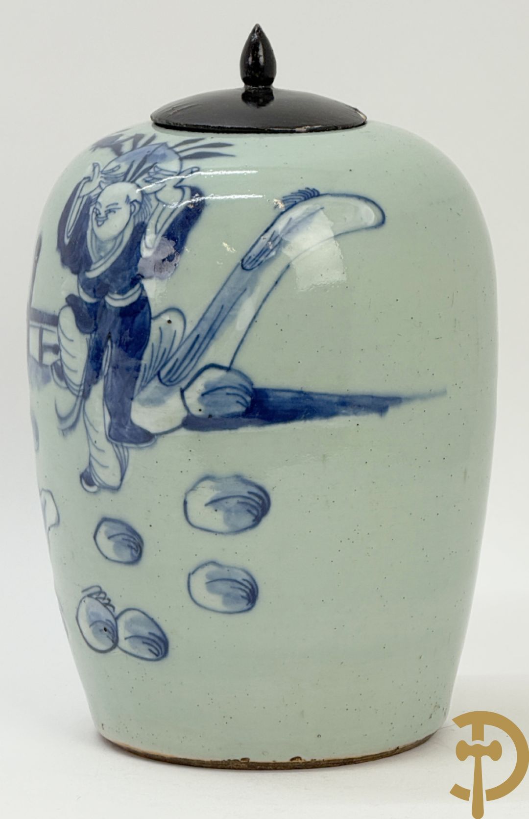 Chinese blauw/wit dekselpotiche met wijsgeer en dansende personages