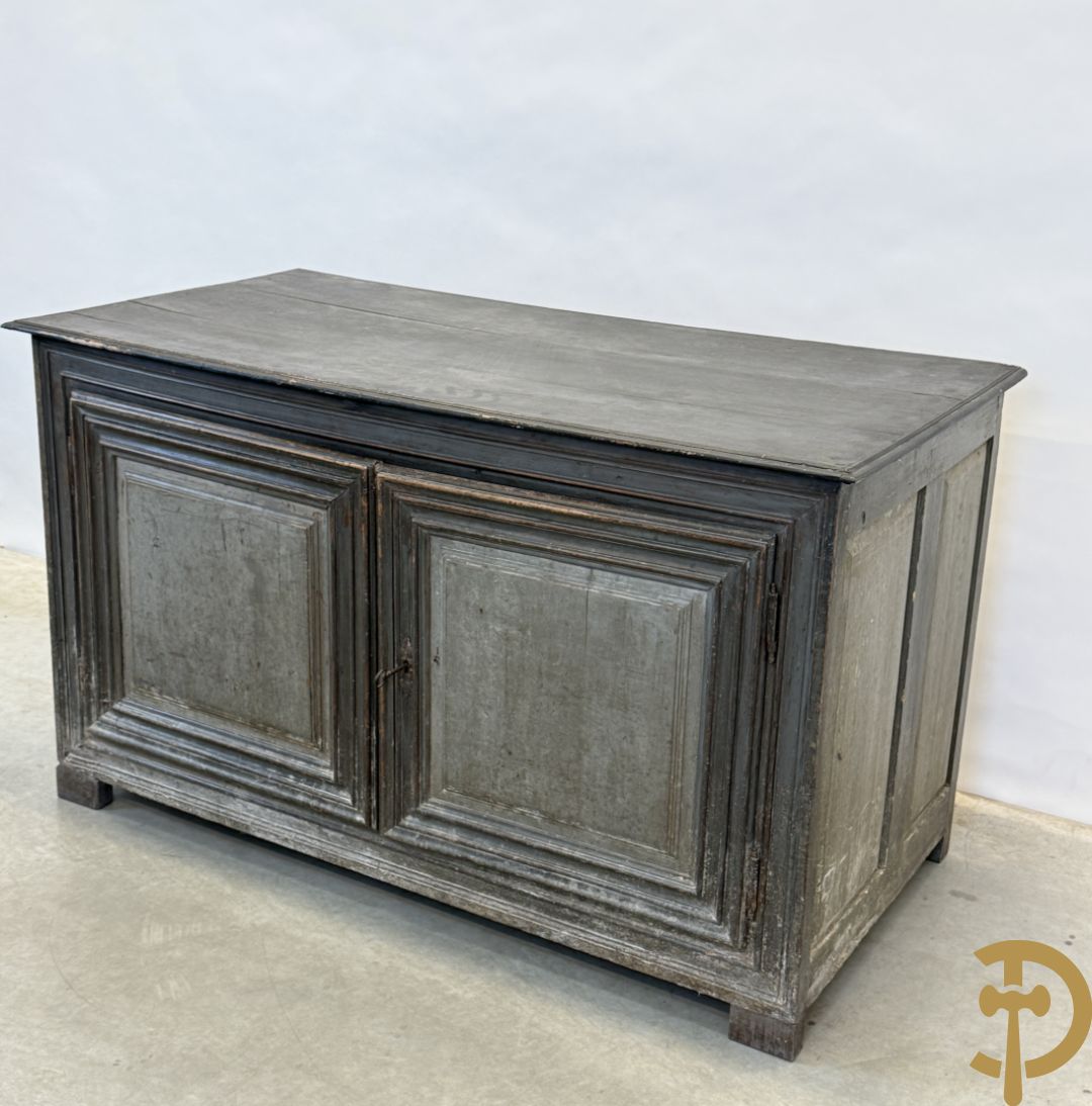 Gepatineerde tweedeursdresse met afgestoken panelen