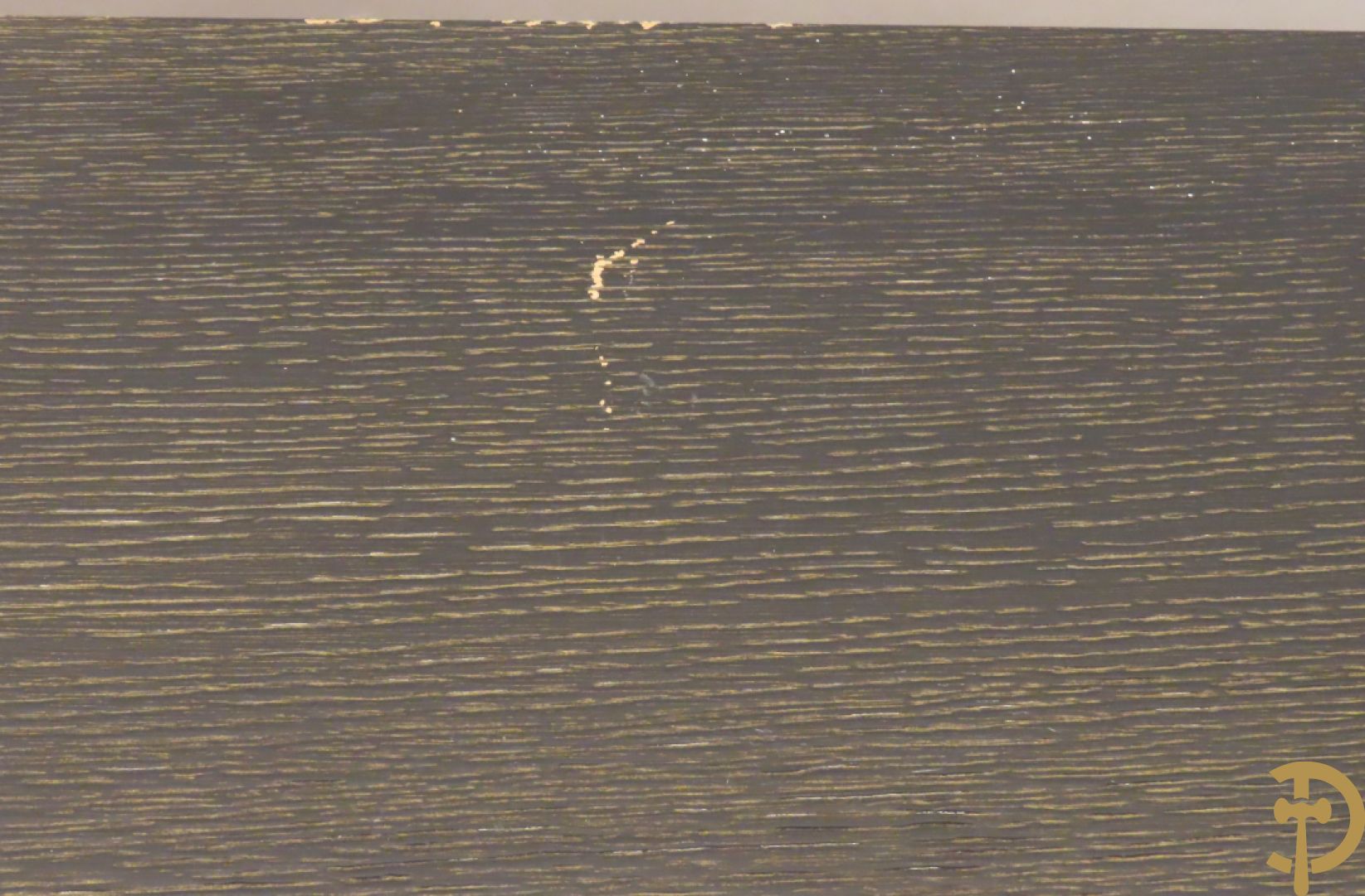 Art deco dressoir met 2 deuren en koperen baguette op sokkel