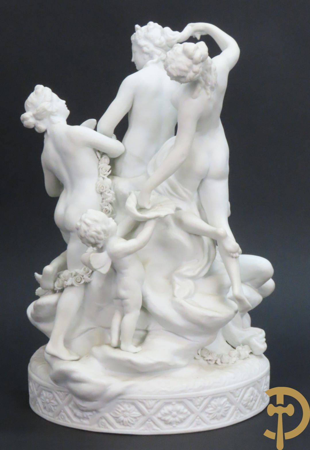 Porseleinen sierbeeld met 4 naakte dames en cupido bezet met bloemenkransen, Sèvres gemerkt