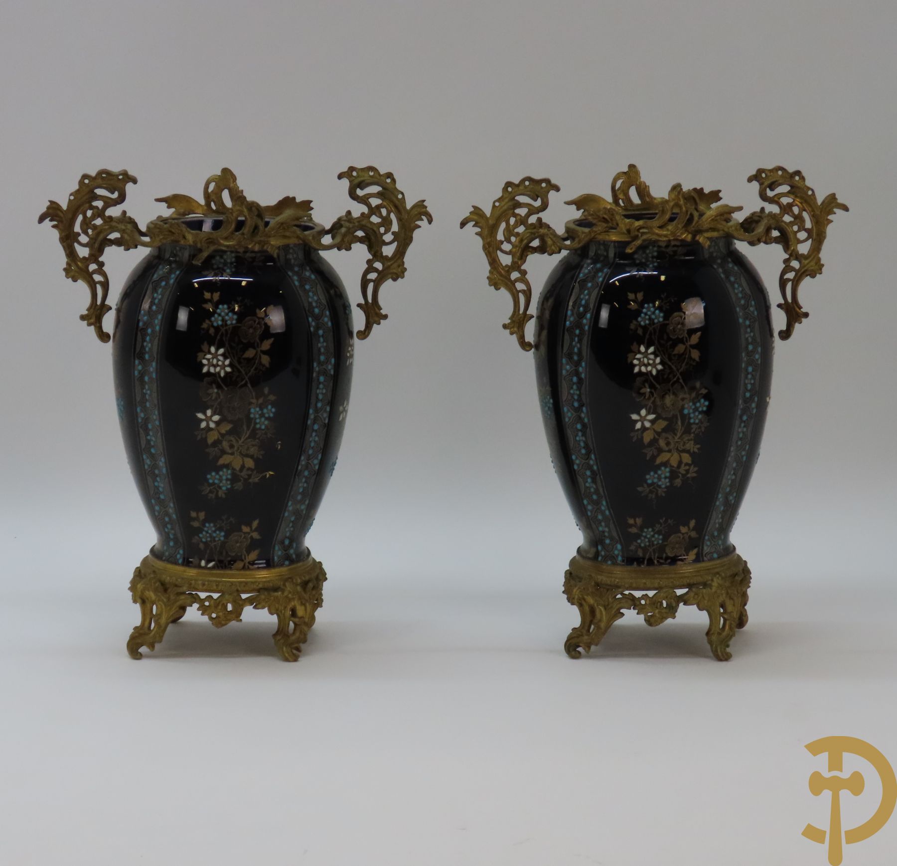 Paar kobaltblauwe porseleinen vazen met bloemendecor gevat in bronzen houder met bronsbeslag van accanthusranken