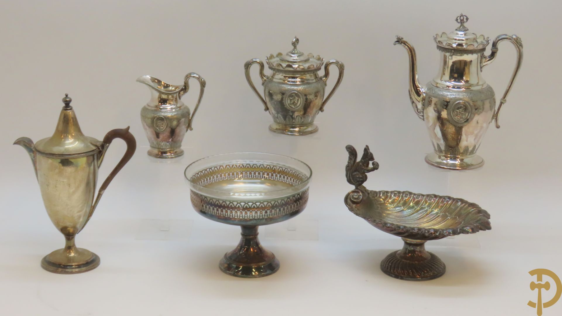 Verzilverd koffiestel MFD & Plated by Reed & Barton 2046 bestaande uit koffiekan, melkkan en suikerpot met ovale medaillons + verzilverde coupe met eekhoorn en rocaille + verzilverde coupe met glas + Verzilverde schenkkan met houten handvat