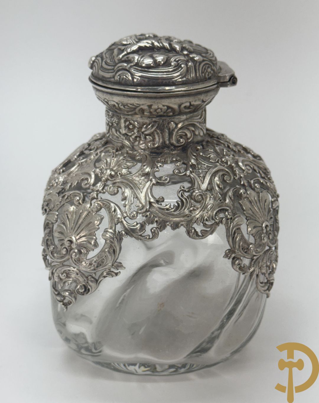 Kristallen flacon met verzilverd omhulsel en geanimeerd tafereel + kristallen coupe met verzilverde rand + kristallen coupe met vergulde louis XVI strikken en guirlandes