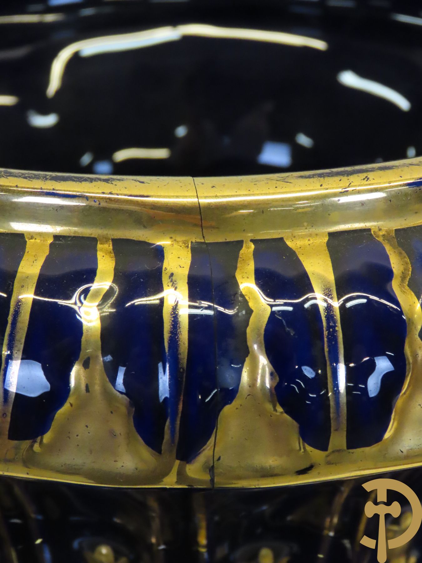 Grote kobaltblauwe porseleinen siervaas met deksel en accanthusranken opzij