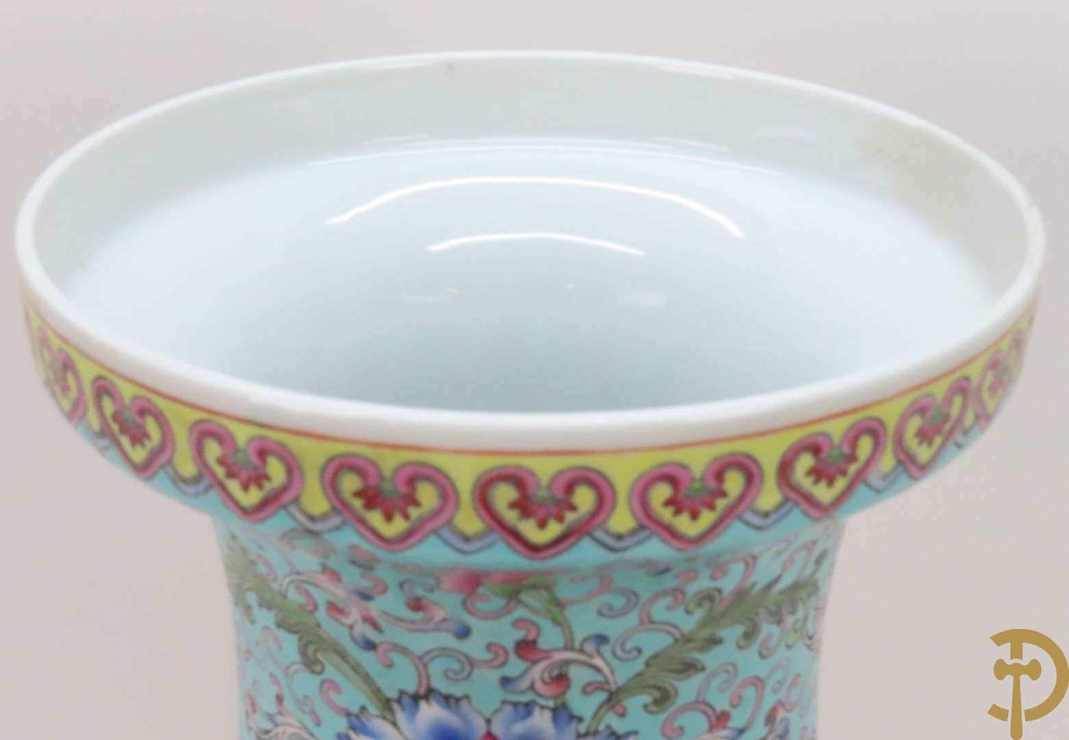 Chinese porseleinen repubieksvaas met bloementafereel