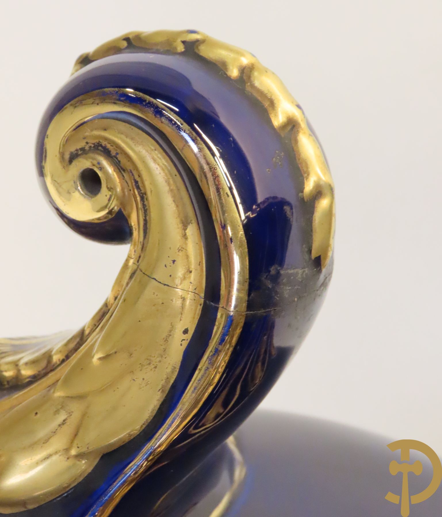 Grote kobaltblauwe porseleinen siervaas met deksel en accanthusranken opzij