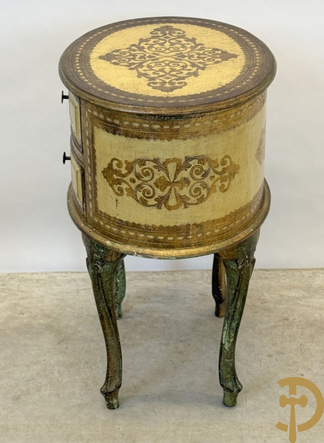 Ovaal Italiaans bijzettkastje