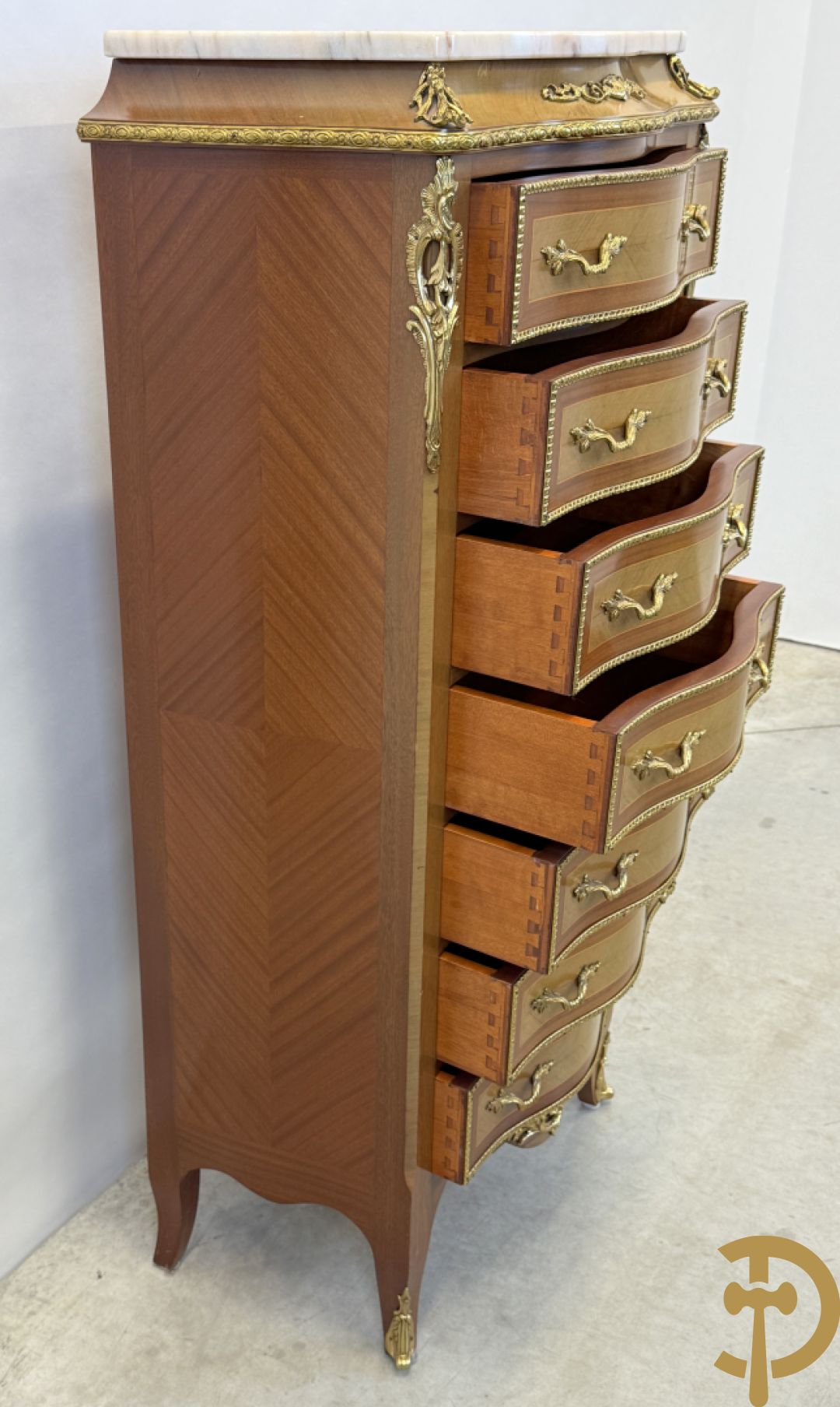 Notelaren zevenladenkast met bronsbeslag op voluutvormige poten - bovenaan marmeren blad